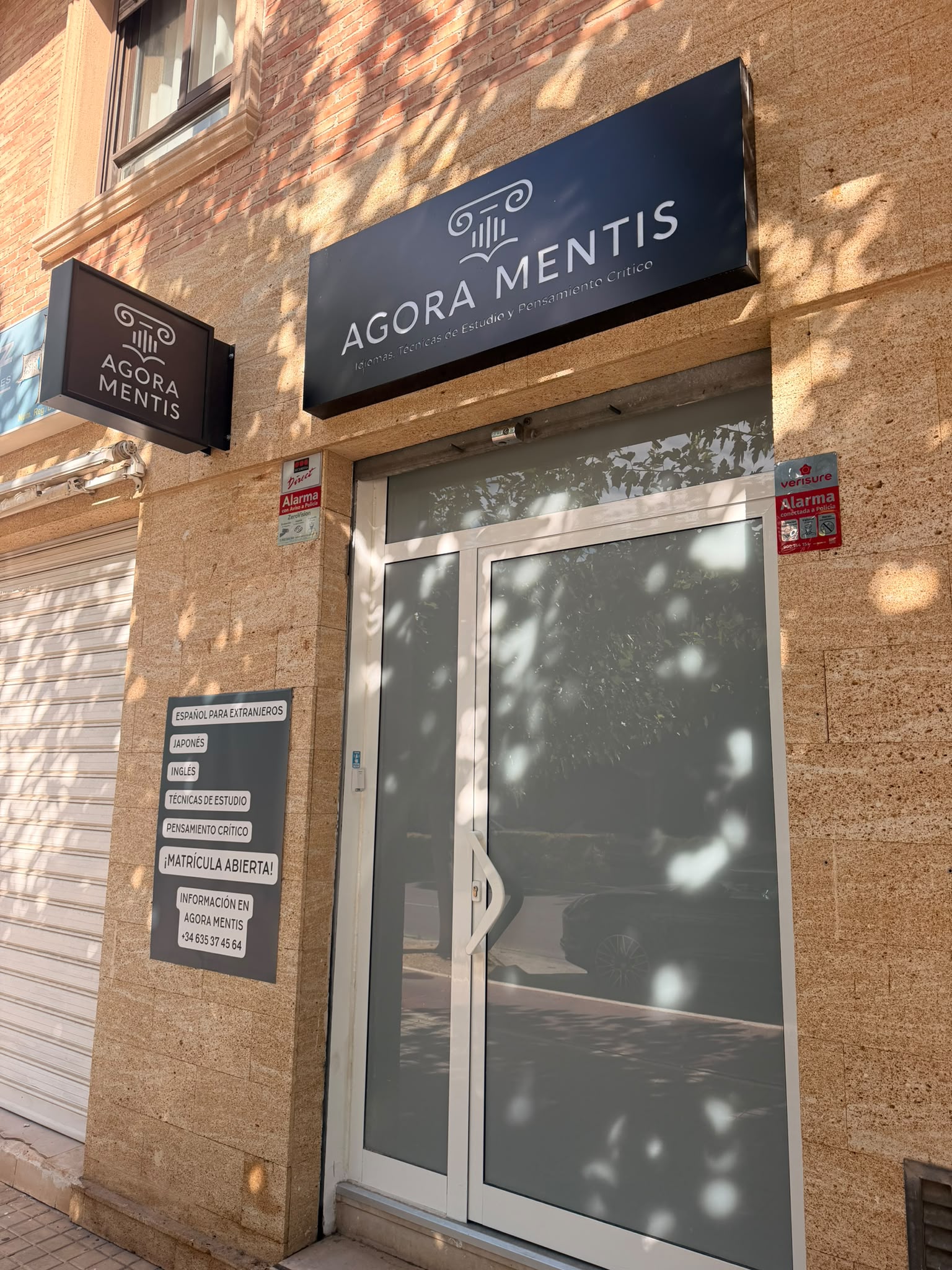 Fachada de Agora Mentis en L'Eliana